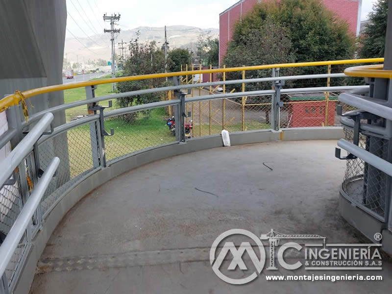 Diseño y montaje de puentes metálicos peatonales en Bogotá, Colombia. Montajes, Ingeniería y Construcción. MIC SAS.