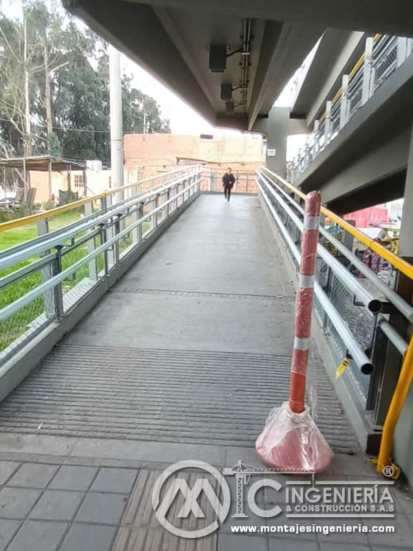 Reparación de estructura de puente peatonal metálico en Bogotá, Colombia. Montajes, Ingeniería y Construcción. MIC SAS.