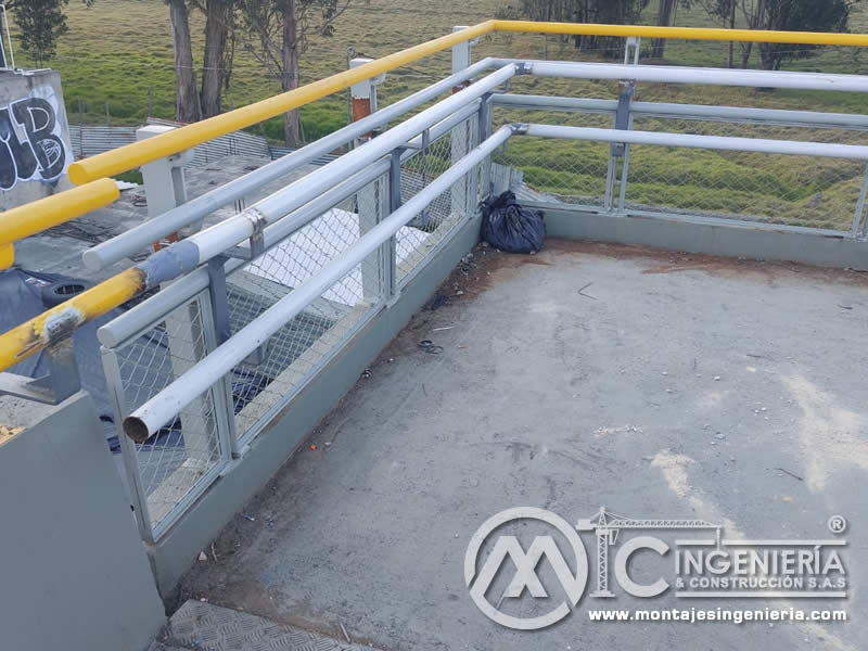 Restauración, mantenimiento y reparaciones metalmecánicas en Puente Peatonal en Bogotá, Colombia. Montajes, Ingeniería y Construcción. MIC SAS.