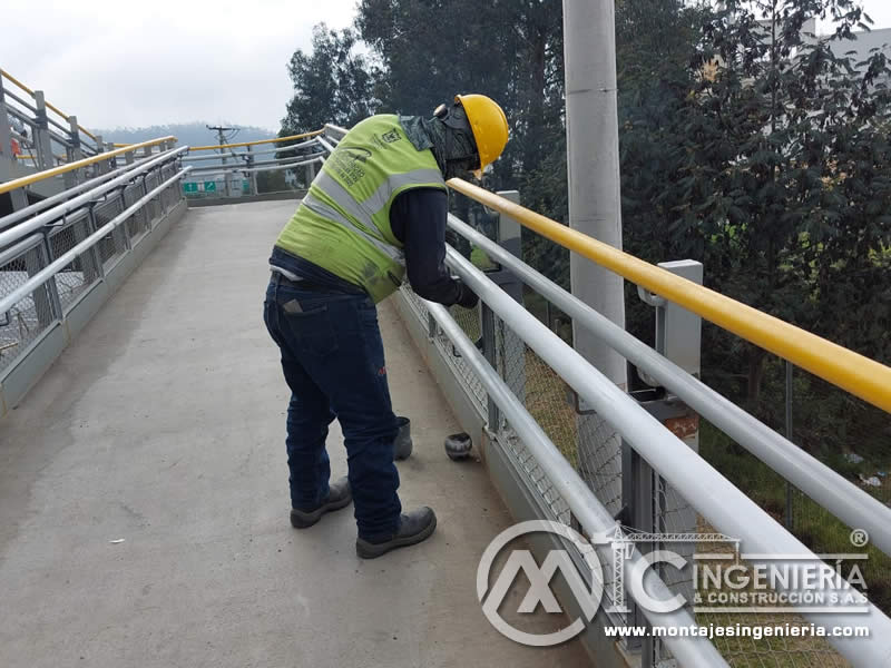 Reparaciones estructurales, mantenimiento y acabados en puente peatonal metálico en Bogotá, Colombia. Montajes, Ingeniería y Construcción. MIC SAS.