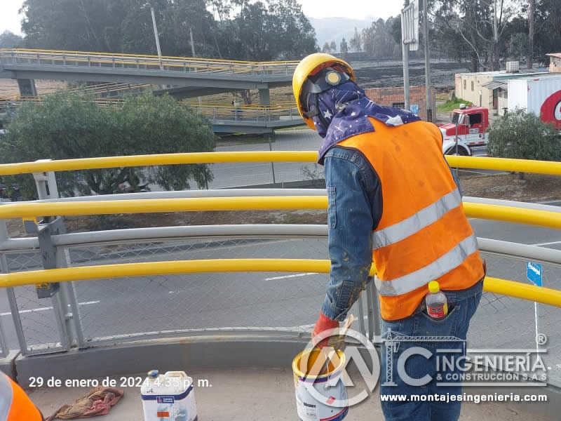 Mantenimiento estructural metálico y reparaciones en puente peatonal en Bogotá, Colombia. Montajes, Ingeniería y Construcción. MIC SAS.