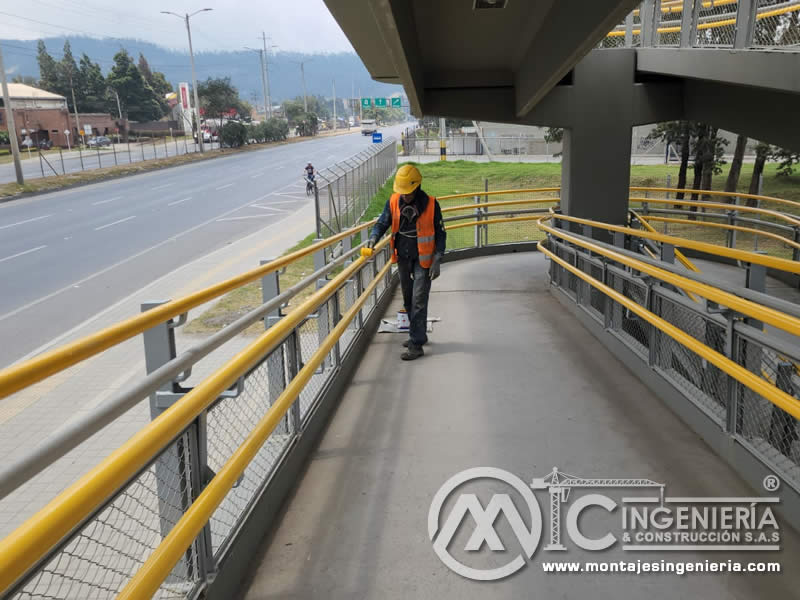 Reparaciones estructurales metálicas, mantenimiento y acabados industriales en puente peatonal metálico en Bogotá, Colombia. Montajes, Ingeniería y Construcción. MIC SAS.