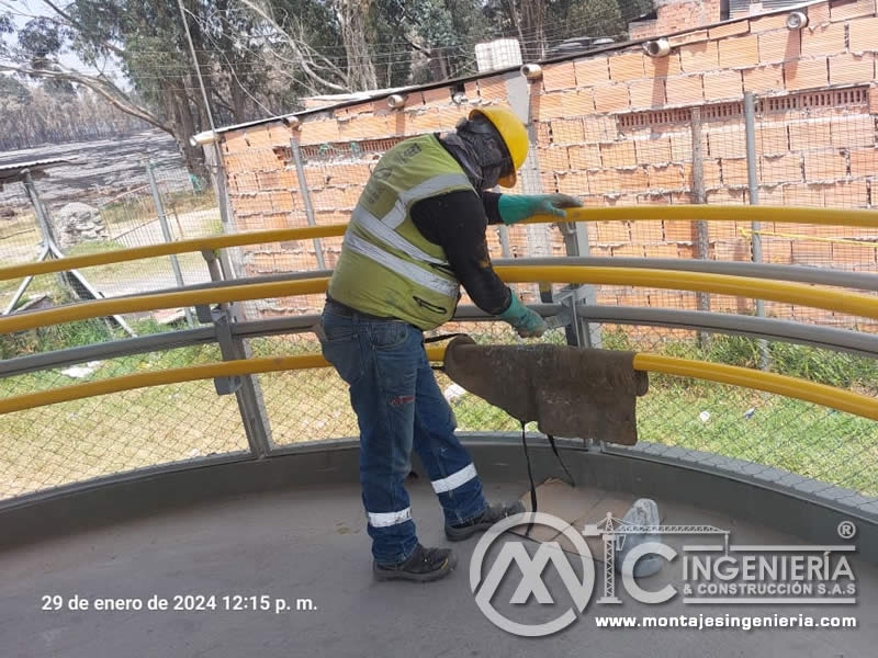 Mantenimiento estructural metálico y reparaciones en puente peatonal en Bogotá, Colombia. Montajes, Ingeniería y Construcción. MIC SAS.