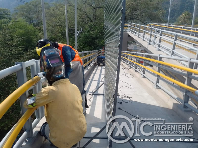 Diseño en acero estructural de puentes peatonales metálicos en Bogotá, Colombia. Montajes, Ingeniería y Construcción. MIC SAS.