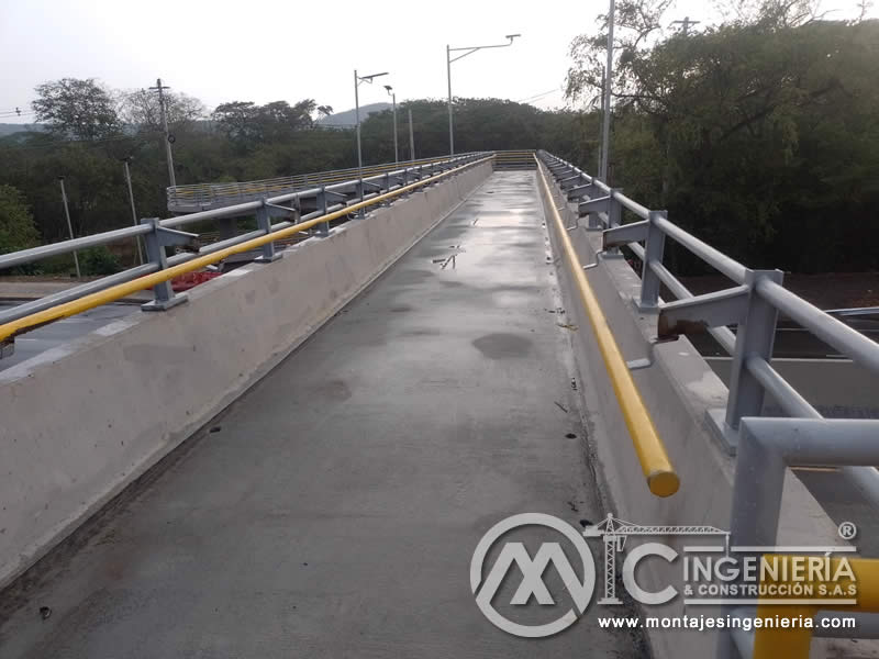 Puentes peatonales con estructura metálica y concreto en Bogotá, Colombia. Montajes, Ingeniería y Construcción. MIC SAS.