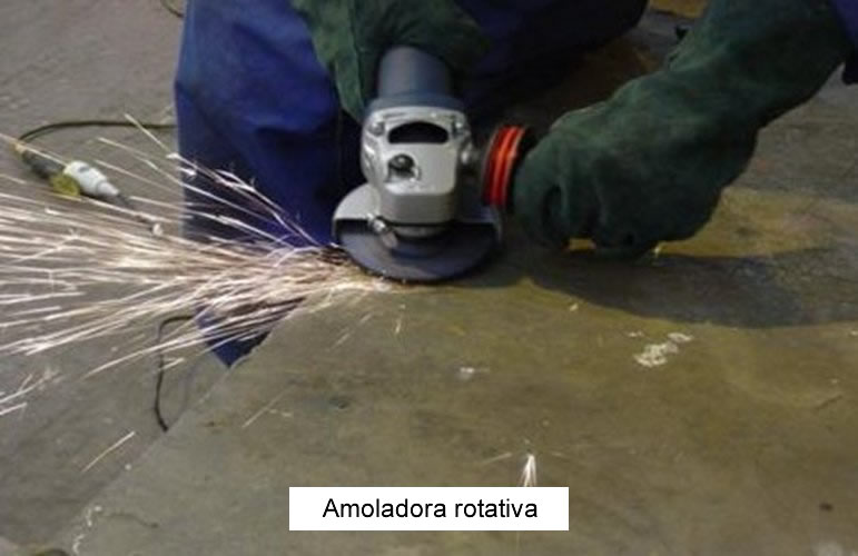 Limpieza manual de estructuras metálicas con amoladora rotativa en Bogotá, Colombia