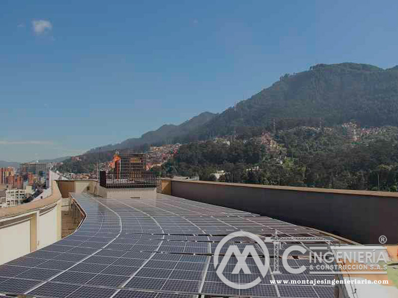 Pérgola con estructura metálica para el montaje de paneles solares en Bogotá, Colombia. Montajes, Ingeniería y Construcción. MIC SAS