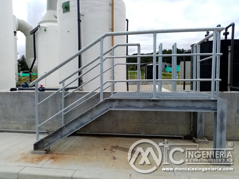 Construcciones en acero para pasarelas y escaleras metálicas en industrias y fábricas en Bogotá, Colombia. Montajes, Ingeniería y Construcción. MIC SAS