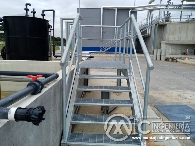 Construcciones en acero para pasarelas y escaleras metálicas en industrias y fábricas en Bogotá, Colombia. Montajes, Ingeniería y Construcción. MIC SAS