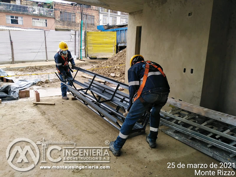 Transporte y montaje de componentes estructurales en acero para costrucciones civiles en Bogotá, Colombia. Montajes, Ingeniería y Construcción. MIC SAS