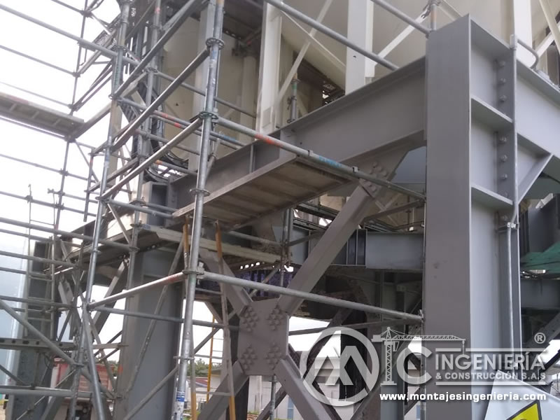 Construcciones en acero para el soporte de silos y contenedores industriales en Bogotá, Colombia. Montajes, Ingeniería y Construcción. MIC SAS