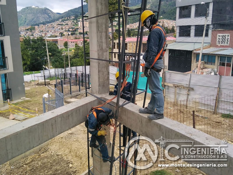 Trabajo en alturas para el montaje de estructuras metálicas en Bogotá, Colombia. Montajes, Ingeniería y Construcción. MIC SAS