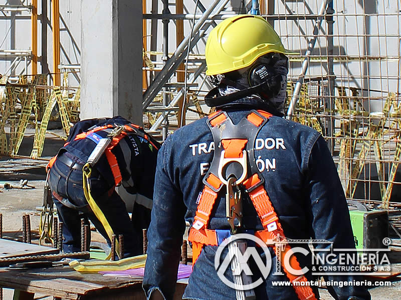 Equipo de seguridad para trabajos en altura en construcciones de estructuras metálicas en Bogotá, Colombia. Montajes, Ingeniería y Construcción. MIC SAS