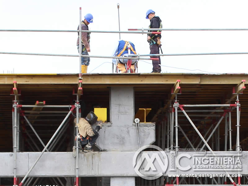 Procesos de construcción de vigas y columnas para estructuras en acero en Bogotá, Colombia. Montajes, Ingeniería y Construcción. MIC SAS