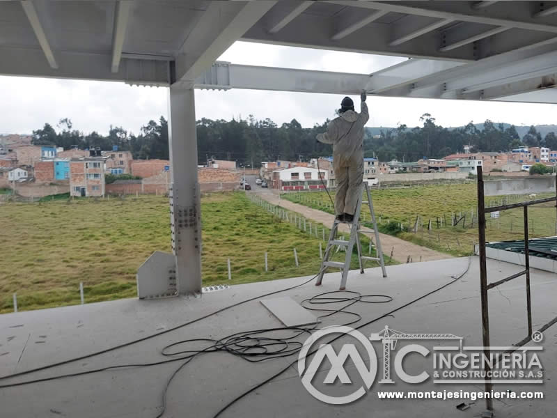 Construcciones metálicas de techos y cubiertas de pérgolas industriales en Bogotá, Colombia. Montajes, Ingeniería y Construcción. MIC SAS.