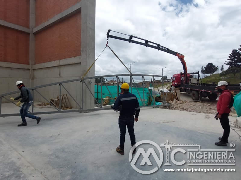 Construcción de componentes estructurales metálicos y vigas en acero en Bogotá, Colombia. Montajes, Ingeniería y Construcción. MIC SAS.