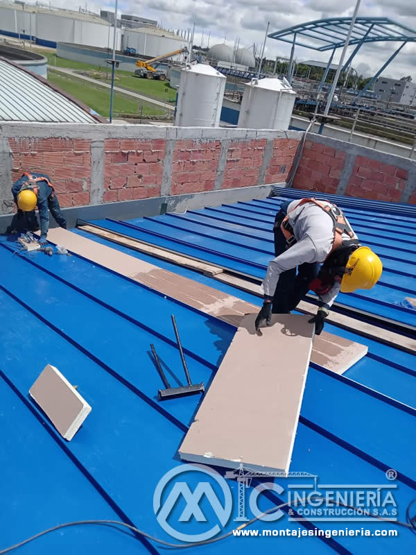 Construcción de estructuras metálicas para techos industriales en Bogotá, Colombia. Montajes, Ingeniería y Construcción. MIC SAS.