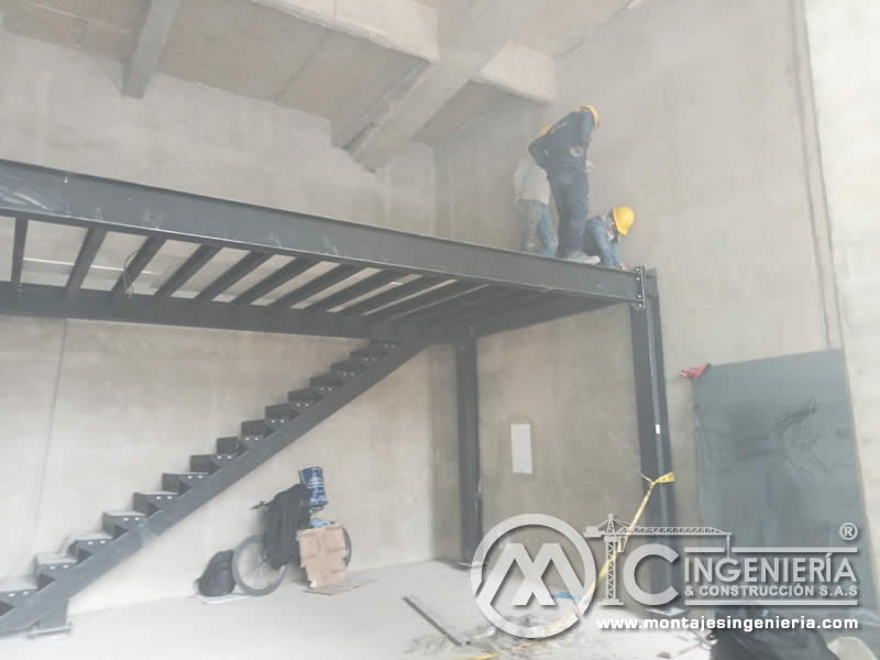 Estructuras en acero para mezzanines metálicos y escaleras industriales en Bogotá, Colombia. Montajes, Ingeniería y Construcción MIC SAS.