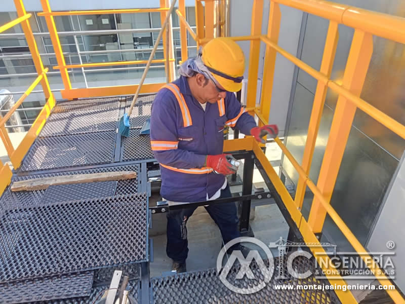 Construcción de estructuras metálicas para pasarelas peatonales en acero para Data Center en Zona Franca en Bogotá, Colombia. Montajes, Ingeniería y Construcción. MIC SAS.