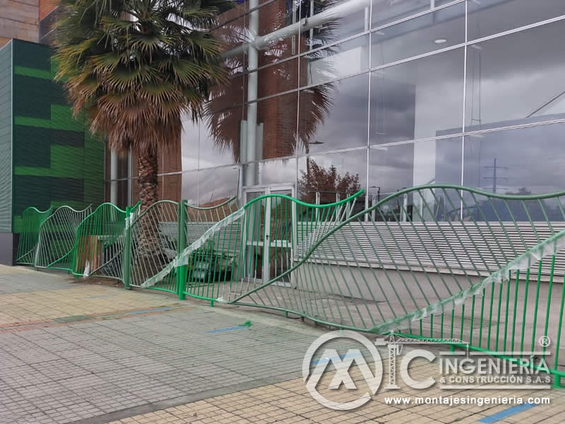 Diseño y fabricación metalmecánica de enrejado para cerramiento de centro comercial en Bogotá, Colombia. Montajes, Ingeniería y Construcción. MIC SAS.
