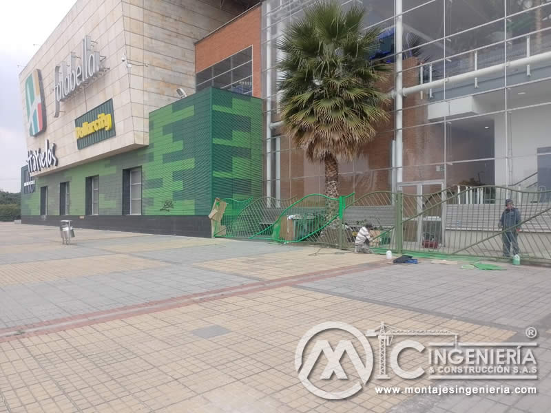 Diseño y fabricación metalmecánica de enrejado para cerramiento de centro comercial en Bogotá, Colombia. Montajes, Ingeniería y Construcción. MIC SAS.