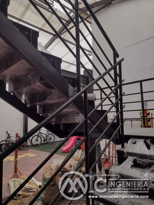 Escalera Metálica en Acero Estructural para Institución Educativa Colegio Oblatas  en Bogotá, Colombia. Montajes, Ingeniería y Construcción. MIC SAS.
