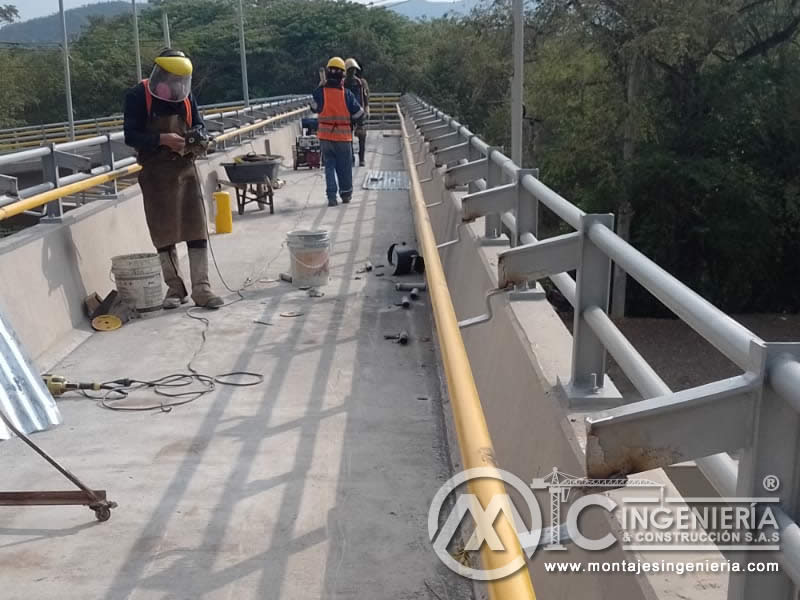 Diseño y Montaje de Puentes Peatonales en Concreto y Barandado en Metal en Bogotá, Colombia. Montajes, Ingeniería y Construcción. MIC SAS.