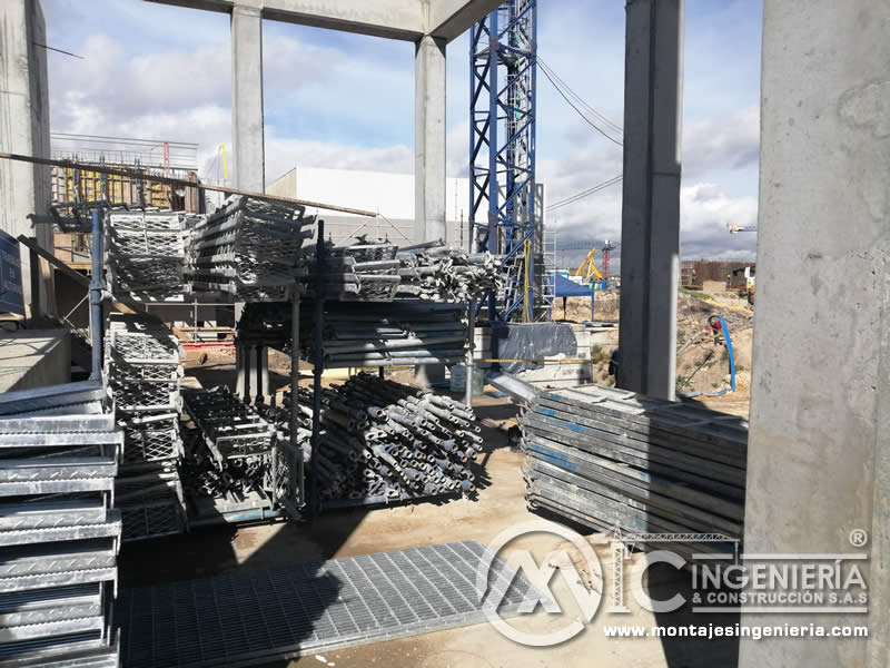 Levantamiento de columnas y vigas con varillas de amarre para estructuras metálicas en Bogotá, Colombia. Montajes, Ingeniería y Construcción. MIC SAS