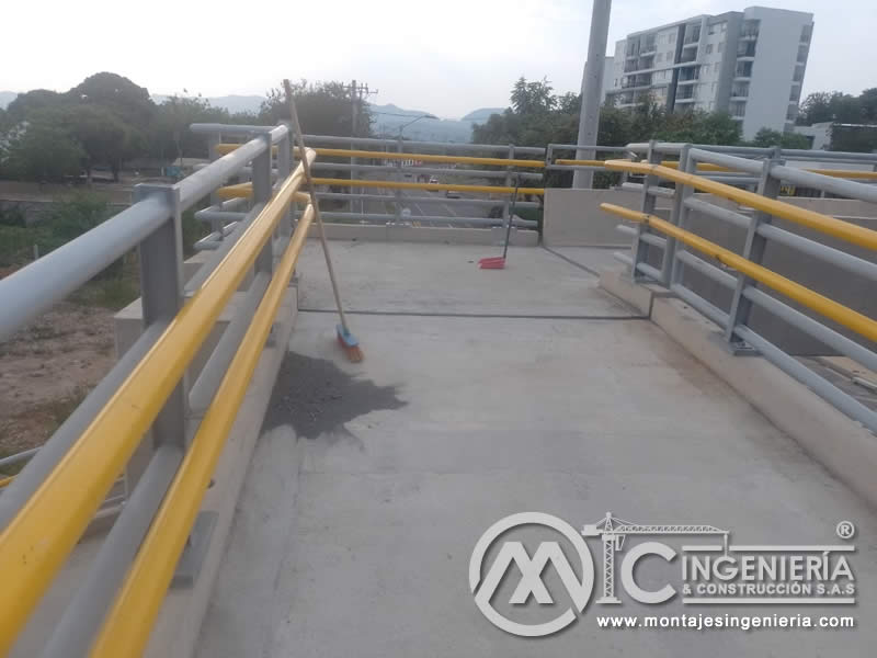 Acabados Metálicos Industriales en Puentes Peatonales en Bogotá, Colombia. Montajes, Ingeniería y Construcción. MIC SAS.