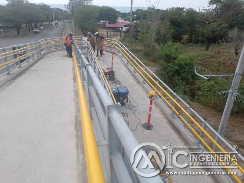 Acabados Metálicos Industriales en Puentes Peatonales en Bogotá, Colombia. Montajes, Ingeniería y Construcción. MIC SAS.