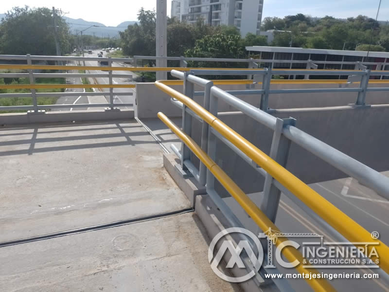 Diseño y Construcción de Puentes Peatonales con Acabados Metálicos en Bogotá, Colombia. Montajes, Ingeniería y Construcción. MIC SAS.