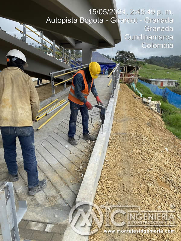 Diseño y Construcción Personalizada de Estructura Metálica para Puentes Peatonales en Bogotá, Colombia. Montajes, Ingeniería y Construcción. MIC SAS.
