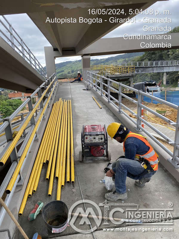 Experiencia y Calidad en Mantenimiento de Estructura Metálica en Puentes Peatonales en Colombia. Montajes, Ingeniería y Construcción. MIC SAS.