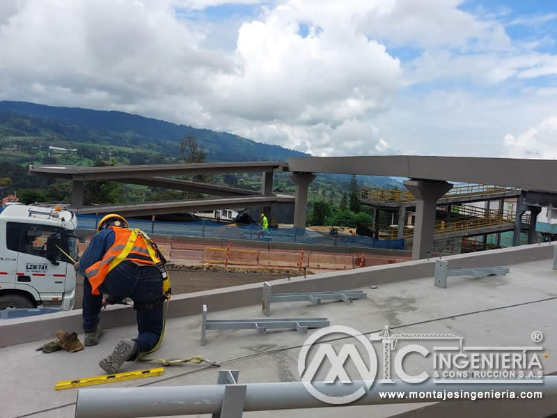 Ingeniería Avanzada en Componentes Metálicos para Puentes Peatonales de Concreto en Bogotá, Colombia. Montajes, Ingeniería y Construcción. MIC SAS.