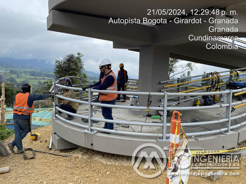 Diseño Moderno y Funcional de Estructura Metálica para Puentes Peatonales en Bogotá, Colombia. Montajes, Ingeniería y Construcción. MIC SAS.