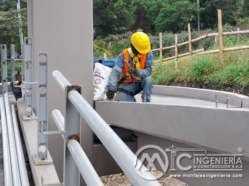 Mantenimiento Preventivo y Correctivo de Estructura Metálica en Puentes Peatonales en Colombia. Montajes, Ingeniería y Construcción. MIC SAS.