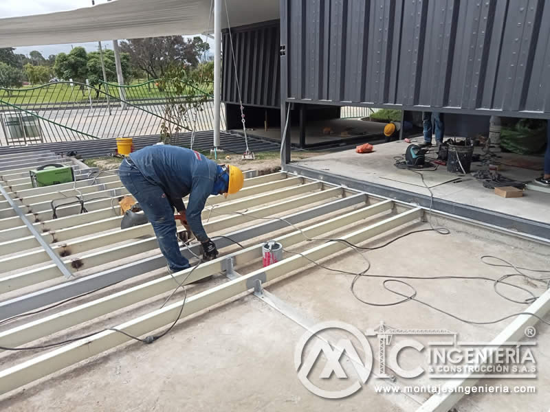 Montaje de estructuras Metálicas para pisos de acceso de alto tráfico en módulos comerciales en Bogotá. Montajes, Ingeniería y Construcción. MIC SAS.