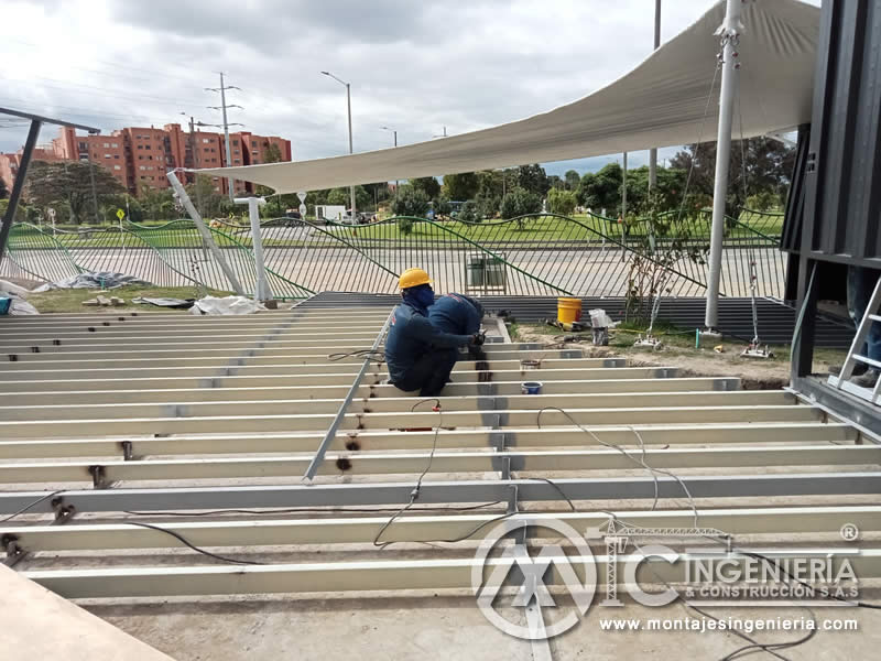 Montaje de estructuras Metálicas para pisos de acceso de alto tráfico en módulos comerciales en Bogotá. Montajes, Ingeniería y Construcción. MIC SAS.