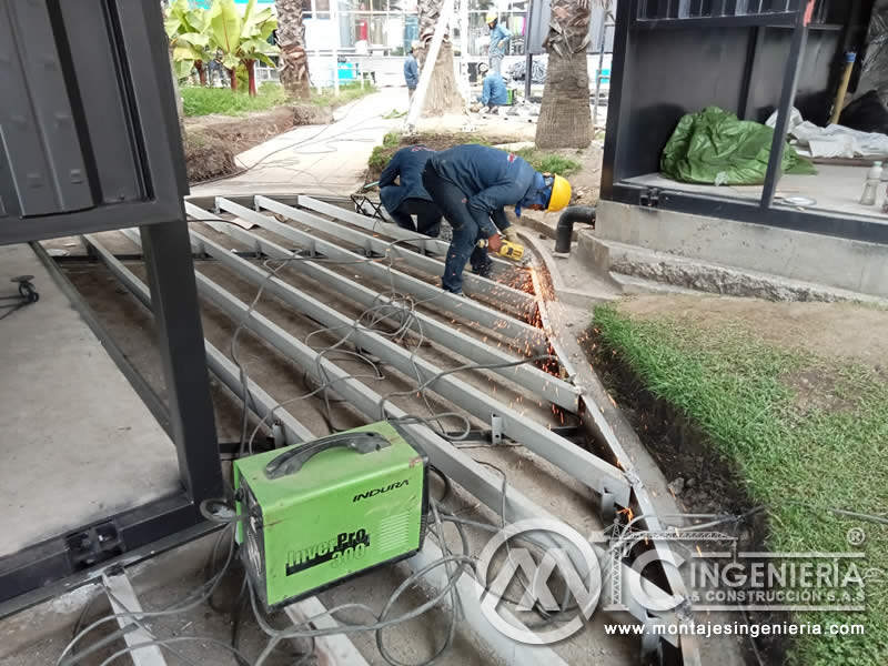 Montaje de estructuras Metálicas para pisos de acceso de alto tráfico en módulos comerciales en Bogotá. Montajes, Ingeniería y Construcción. MIC SAS.