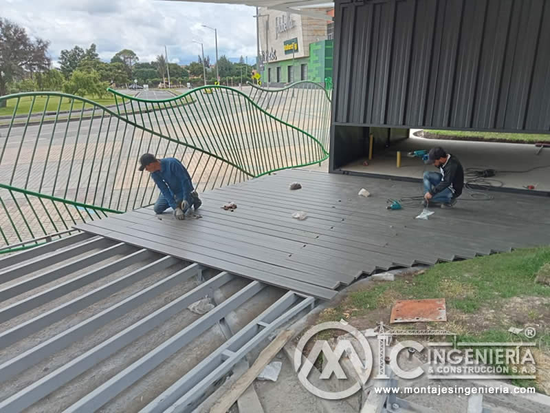 Montaje de estructuras Metálicas para pisos de acceso de alto tráfico en módulos comerciales en Bogotá. Montajes, Ingeniería y Construcción. MIC SAS.