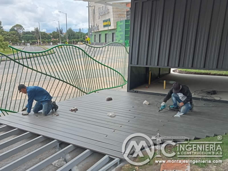 Montaje de estructuras Metálicas para pisos de acceso de alto tráfico en módulos comerciales en Bogotá. Montajes, Ingeniería y Construcción. MIC SAS.