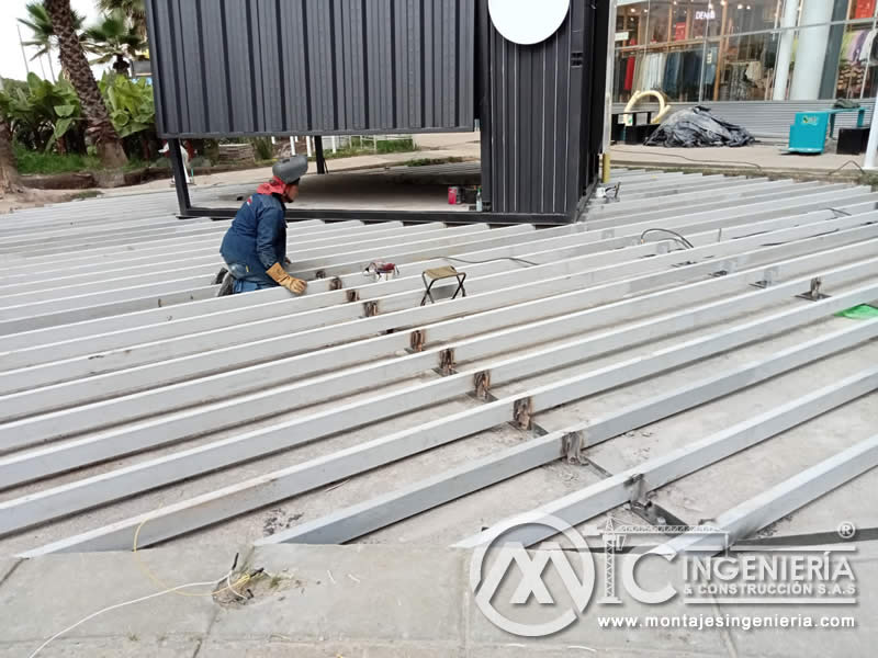 Montaje de estructuras Metálicas para pisos de acceso de alto tráfico en módulos comerciales en Bogotá. Montajes, Ingeniería y Construcción. MIC SAS.