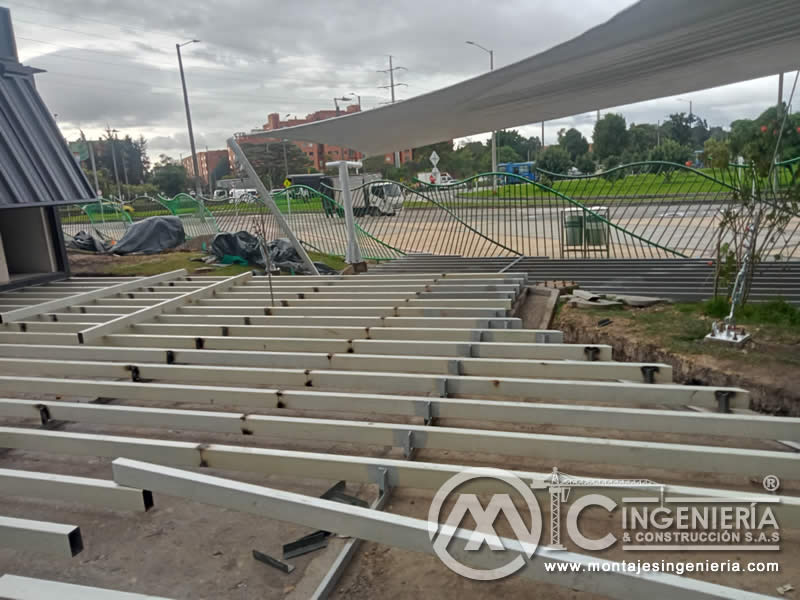 Estructura metálica para módulos comerciales de exhibición de marcas en Bogotá, Colombia. Montajes, Ingeniería y Construcción. MIC SAS.