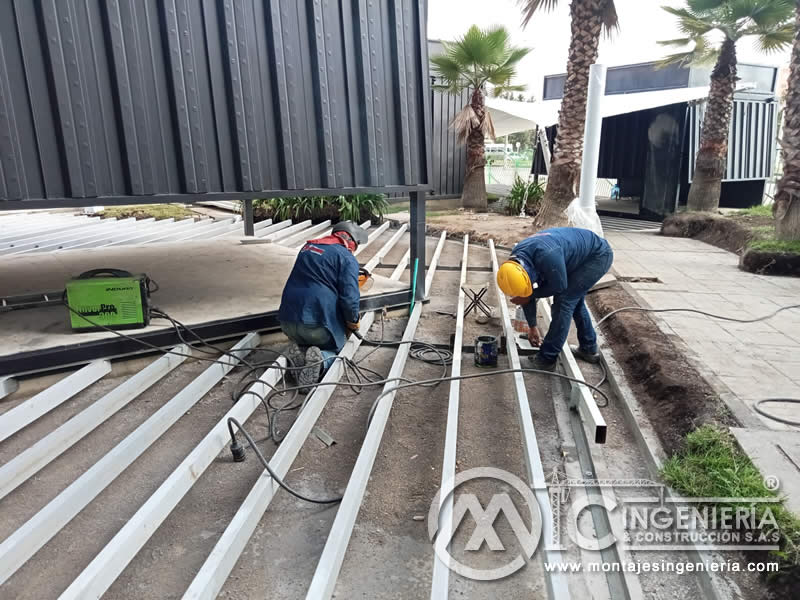 Estructura metálica para módulos comerciales de exhibición de marcas en Bogotá, Colombia. Montajes, Ingeniería y Construcción. MIC SAS.