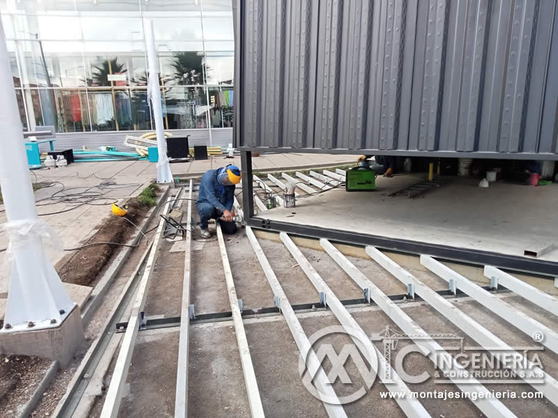 Estructura metálica para módulos comerciales de exhibición de marcas en Bogotá, Colombia. Montajes, Ingeniería y Construcción. MIC SAS.