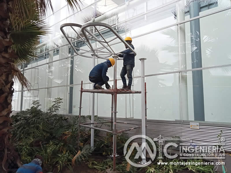 Estructura metálica para módulos comerciales de exhibición de marcas en Bogotá, Colombia. Montajes, Ingeniería y Construcción. MIC SAS.