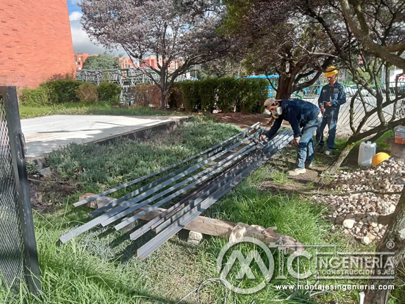 Diseño y construcción de módulos comerciales metálicos para exhibición de marcas en Bogotá. Montajes, Ingeniería y Construcción. MIC SAS.