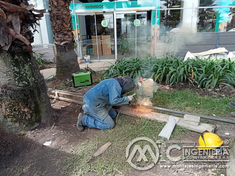 Diseño y construcción de módulos comerciales metálicos para exhibición de marcas en Bogotá. Montajes, Ingeniería y Construcción. MIC SAS.