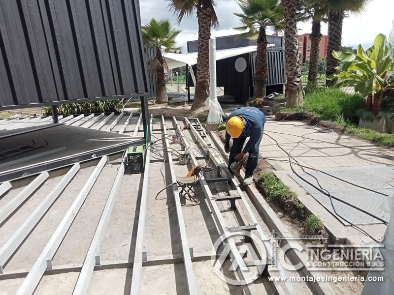 Estructuras metálicas para acceso comercial en locales de exhibición de marcas en Bogotá. Montajes, Ingeniería y Construcción. MIC SAS.