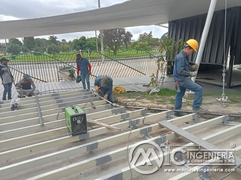 Estructuras metálicas para acceso comercial en locales de exhibición de marcas en Bogotá. Montajes, Ingeniería y Construcción. MIC SAS.